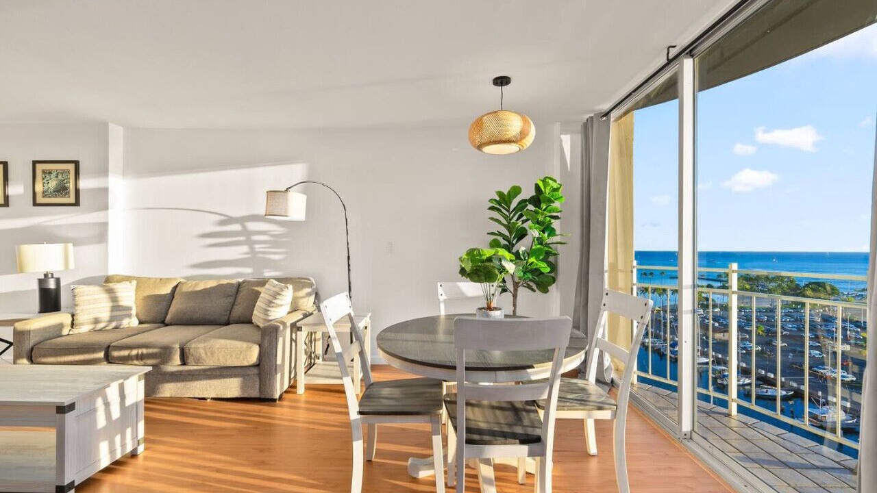 Photo of Livingroom in Waikiki