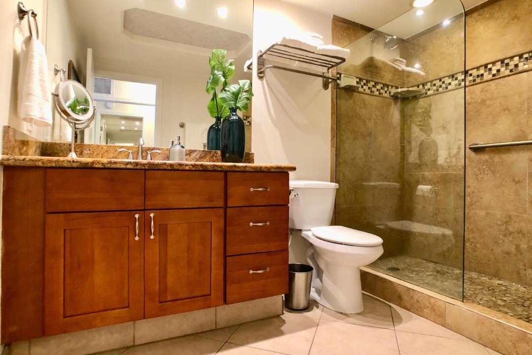 Photo of Bathroom in Historic Lahaina Front Street