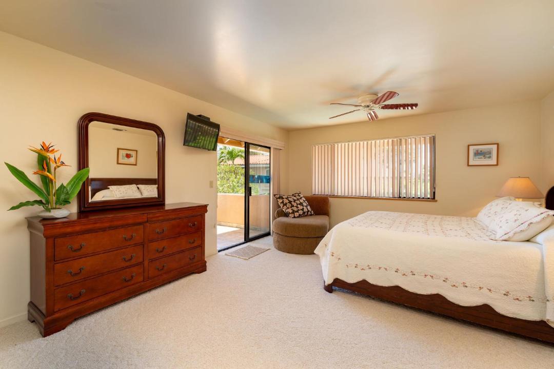 Photo of Bedroom in Historic Lahaina Front Street