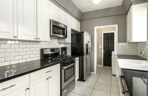 La Brea Apartment | Stunning NON SMOKING Family Friendly Home By the Grove