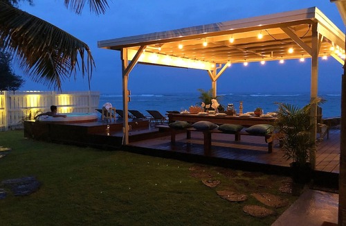 Waialua House | Private Oceanfront Hot-Tub Mini-Resort North Shore O’ahu