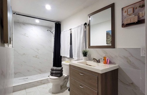 Pico - Robertson Apartment | 5 minutes to Rodeo Drive! Guest suite in safe residential neighborhood. A+