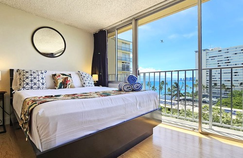 Diamond Head - Kapahulu - St. Louis Apartment | 9th Floor Studio Apt, Full kitchen & Insane views!