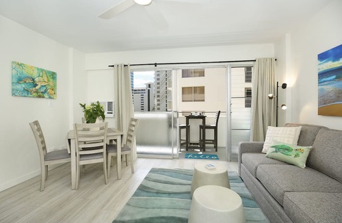 Waikiki Condo | Modern condo in Heart of Waikiki! 1 block to beach, AC, Wi-Fi, free parking!