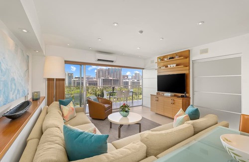 Waikiki Condo | Luxurious Beachfront Condo with Spectacular Ocean Views! FREE Parking!