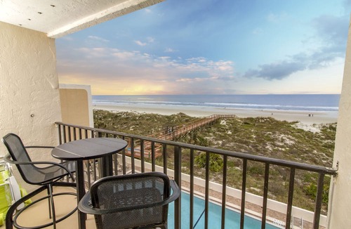 Crescent Beach Condo | Beachers' Lodge #402 top-floor 1 bedroom condo with stunning oceanfront view
