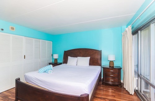 Waikiki Condo | Experience luxury at Ilikai Tower - in the heart of Waikiki with stunning lagoon views.