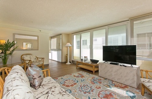 Diamond Head - Kapahulu - St. Louis Apartment | Spacious 2 Bedroom Oceanfront Condo with Full Kitchen & 'Wrap around' Lanai