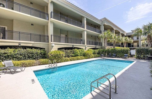 Demere Park Apartment | Enjoy this convenient located condo with pool!