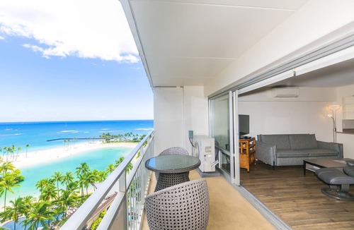 Waikiki Condo | Ilikai 1 Bedroom Deluxe Lagoon View, Minutes to the Beach!