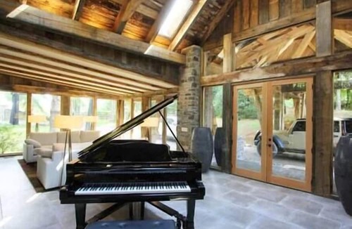 Franklin Apartment | Enchanting Chalet/Covered Parking/King Suite