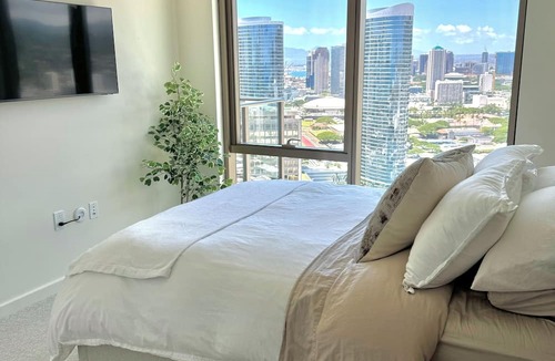 Ala Moana Condo | New Luxurious condo in Ala Moana, High Floor overlooking the Ocean and Mountains