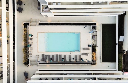 Edgehill Condo | LUX-MODERN Condo Pool View, FREE Parking, Gym, 10 mint walk to the Gulch!