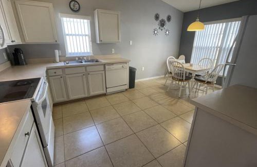Clear Creek House | 3 Bedroom Villa with Poolside Cinema and Games Room Close to theme Parks sleeps 6