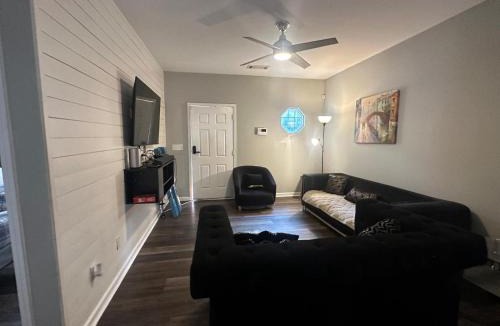 Southwestern Apartment | Basic 4 bedrooms with 6 beds 15 min from downtown sleeps 9 Adults comfortably for Work crews and Large groups