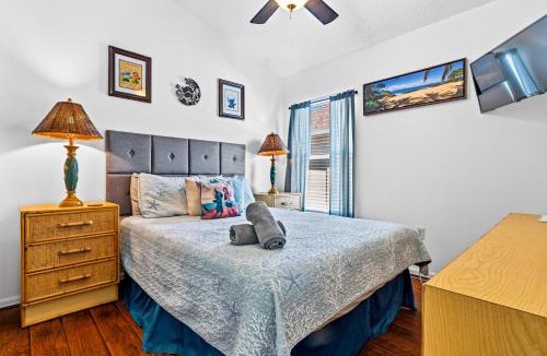 Crescent Lakes House | South Facing Private Pool with Lake View & Spa - Quiet Vacation Area - Family Friendly