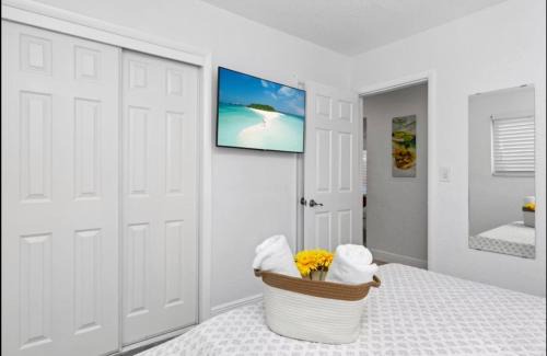 Driftwood House | 5 Min to HardRock Stadium - 3B Pool Home - King Bed - Grill - Ping Pong -Private Backyard