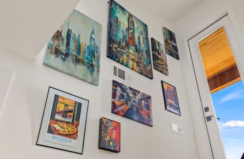 Reynoldstown House | Atlanta Luxury Stay -3 Miles to Downtown with Hot Tub - GameRoom - Sleeps 10