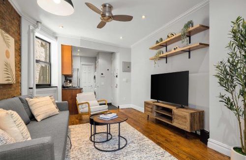 Ukrainian Village Apartment | Chic NYC Escape in Vibrant Downtown