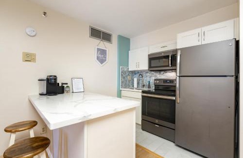 Downtown Honolulu Apartment | Spacious Downtown Executive Retreat - Free Parking