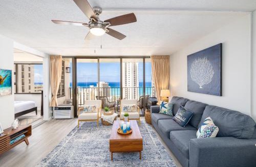 Waikiki Apartment | Waikiki Banyan condo with lanai & pool
