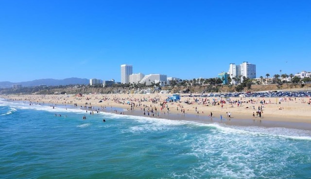 5 minutes to Rodeo Drive! Guest suite in safe residential neighborhood. A+