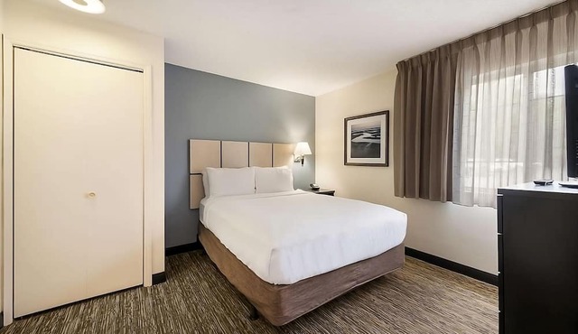 Living the Suite Life! Close to Virginia Air Space Center!