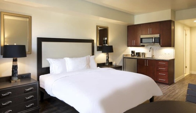 Orlando | City Escape | Resort Pool & Theme Parks Nearby