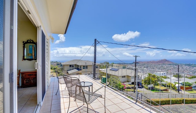 4 Mi to Beaches: Honolulu Hideaway w/Views!