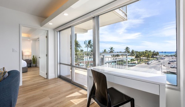 ILIKAI NEWLY RENOVATED OCEAN VIEW ONE FREE PARKING