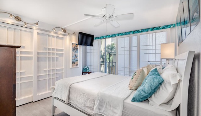 Top Remodel of a gorgeous Diamond Head Oceanfront Lanai Condo - Sleeps 4