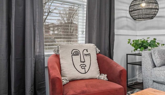 Charming 2 Bdrm Near KU! 17