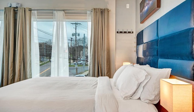 Luxe Penthouse Loft on Main St- Steam Shower, Elevator, Parking, Views, Kitchen