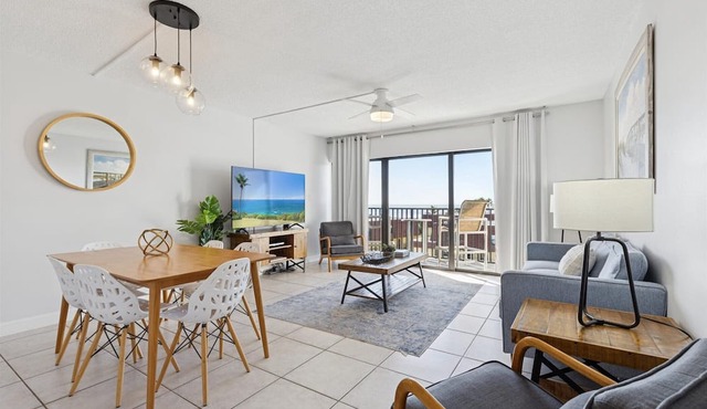 Luxury Beachfront Penthouse. Next To Pier W/Heated Pool and Private Balcony! 🌴