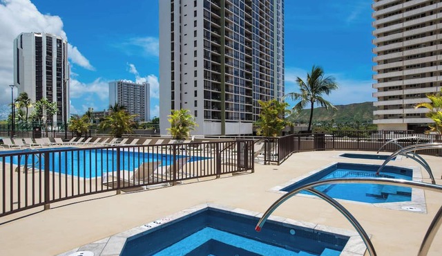 Waikiki escape w/ocean views & beach gear