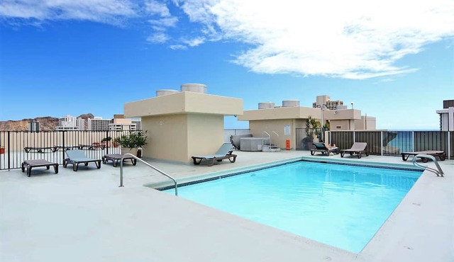 High Floor with Ocean View! Bedroom A/C, W/D, Wi-Fi, Pool, FREE Parking!