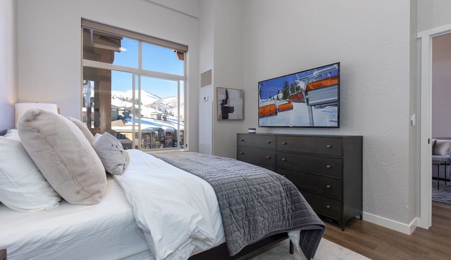 Ski In/Out 2BD Top floor W/Amazing Views