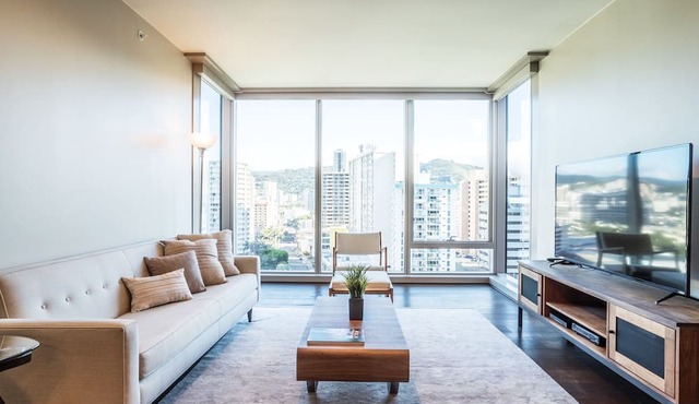 Luxury 1BD in ONE ALA MOANA with Beautiful View and Room with Free Parking!