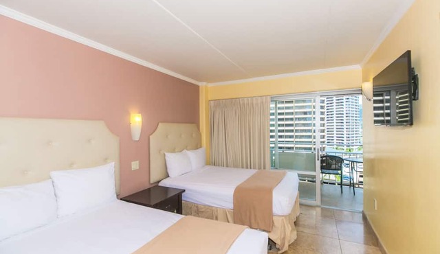 Beautifully Remodeled 2 Bedroom Waikiki Condo - Sleeps 6!