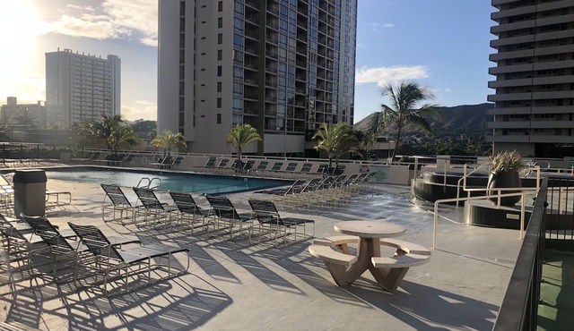 Waikiki Banyan OCEAN VIEW REMODELED - "Ohana Suite" , free parking, lots of amenities!