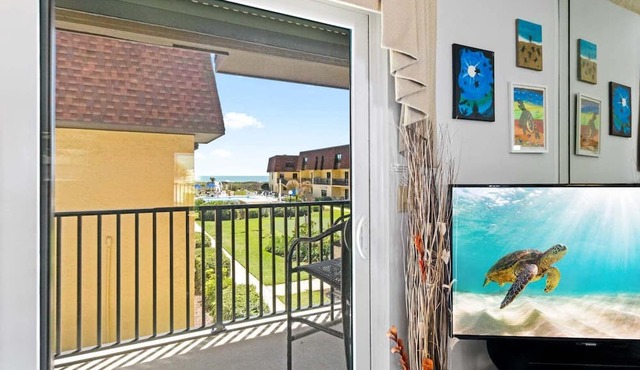 Charming Cocoa Beach Condo w/Private Balcony, Heated Pool, Putting Green, & BBQ Grill! ☀️🌴