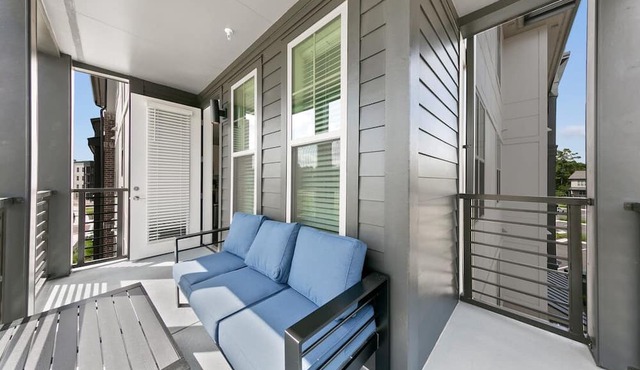 Tropical Retreat: Luxe 2BR/2BA with Pool & Gym