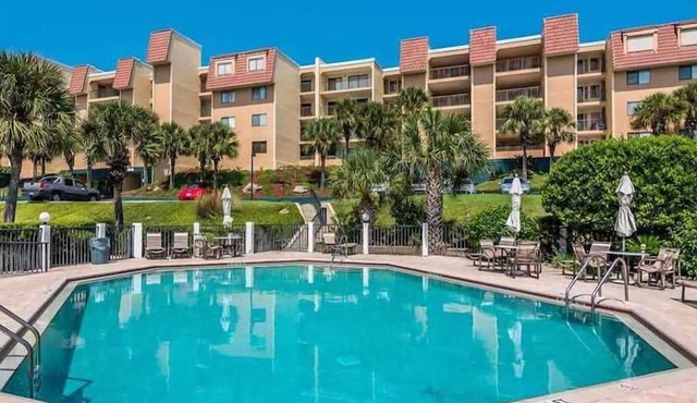 Oceanfront Condo with Balcony, Community Pool, Tennis + Grill