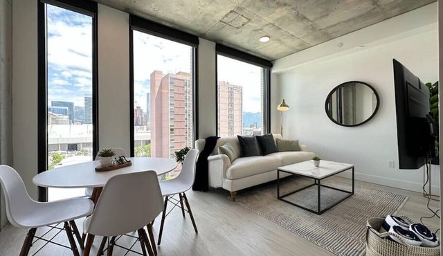 Gorgeous Downtown 1BD/1BA - BEST views + Amenities
