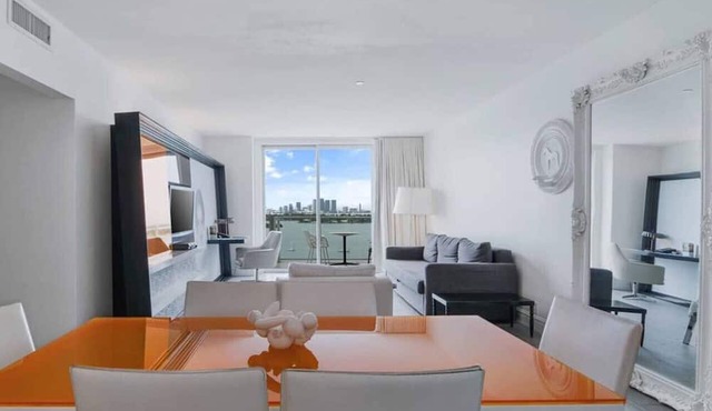Penthouse 2 Bed 2 Bath Bay View with Balcony