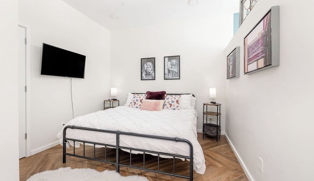 LUX-MODERN Condo Pool View, FREE Parking, Gym, 10 mint walk to the Gulch!