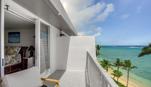 Beachfront Penthouse w/3 Lanais on O’ahu!