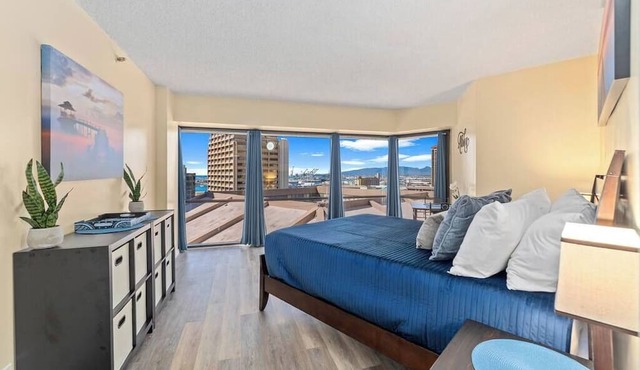 16th Fl Executive Center 1BR Condo | Parking | Pool | City View