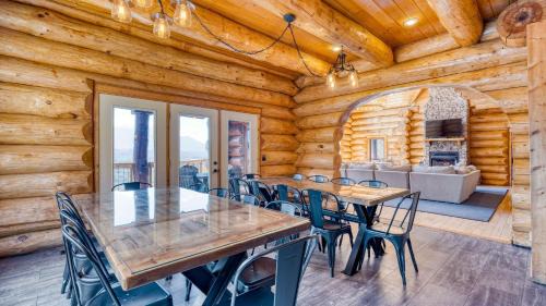 Pinnacle Chalet by AvantStay