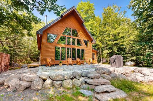 The Cabin on 32 wooded acres - tranquil new-build with sauna & forested views
